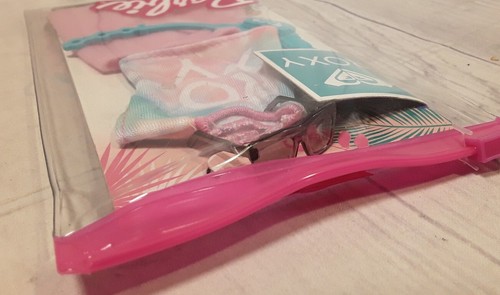 Mattel Barbie Doll Fashion Pack - ROXY (Summer Fun)(Tie-Dye Shirt, Fanny Pack+) - Picture 4 of 7