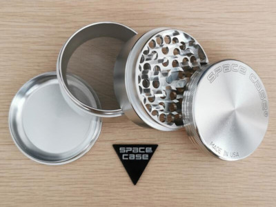 Neu Silber Space Case Kräutermühle 63 mm 4-teilig/Teil großes Spacecase UK VERKÄUFER