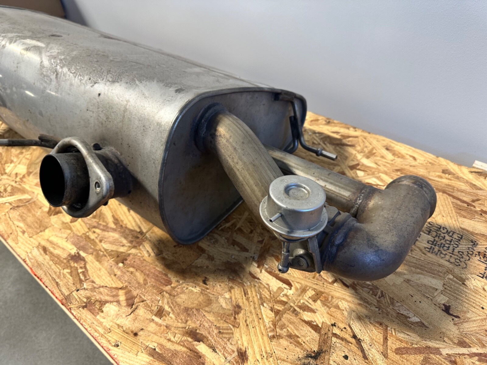 Aston Martin 2009-2016 V8 Vantage 4.7 Muffler Rear Exhaust Excellent