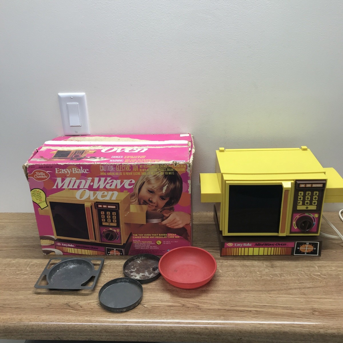 Vintage 1978 Kenner Betty Crocker Easy Bake Mini-Wave Oven with