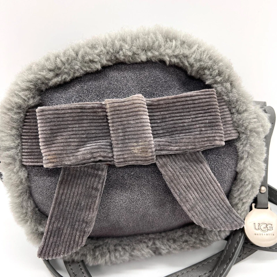 UGG Bailey 蝴蝶结迷你斜挎包女式小号灰色圆形剪绒麂皮绒毛皮 — 第 3/4 张图片