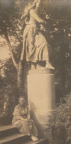 Foto real RPPC mujer sentada en escalones en parque cerca de estatua de niña con cabello largo 1914 - Imagen 3 de 3