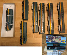 HO-Scale Northern Pacific set, 1 powered DC locomotive, 2 dummy locomotives+cars