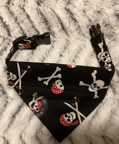 Dog Collar with Bandana. Black with Pirate Skulls. See measurements in pictures - Picture 1 of 6