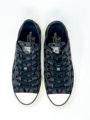 【海外購入】VALENTINO GARAVANI メンズグローブ Valentino Garavani MS-2960 low-top Sneakers | Black | FARFETCH