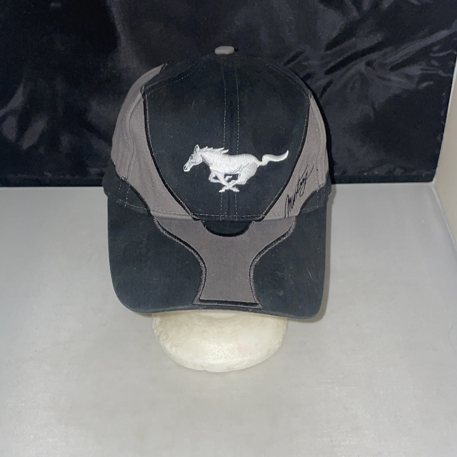 Cappello berretto Ford Mustang nero e grigio con emblema Pony Tri barra logo (con licenza)