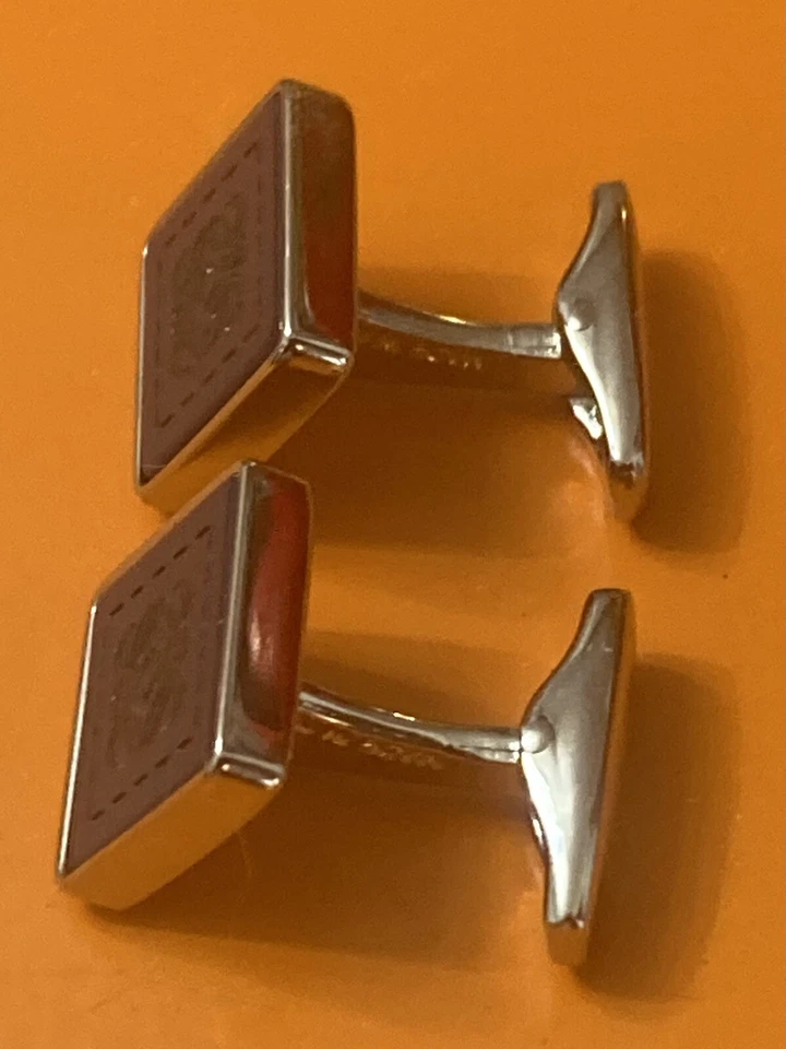 Gemelos de resina negra y metal de Loewe con caja hechos en Italia Foto 4 de 4