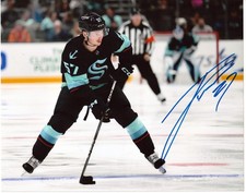 FOTO FIRMADA AUTOGRAFIADA 8X10 JAGGER FIRKUS SEATTLE KRAKEN NHL CON CERTIFICADO DE AUTENTICIDAD