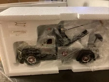 First Gear #19-0009 Diamond-T Tow Truck 1:34 Scale 1955 Silver NEW Original.
