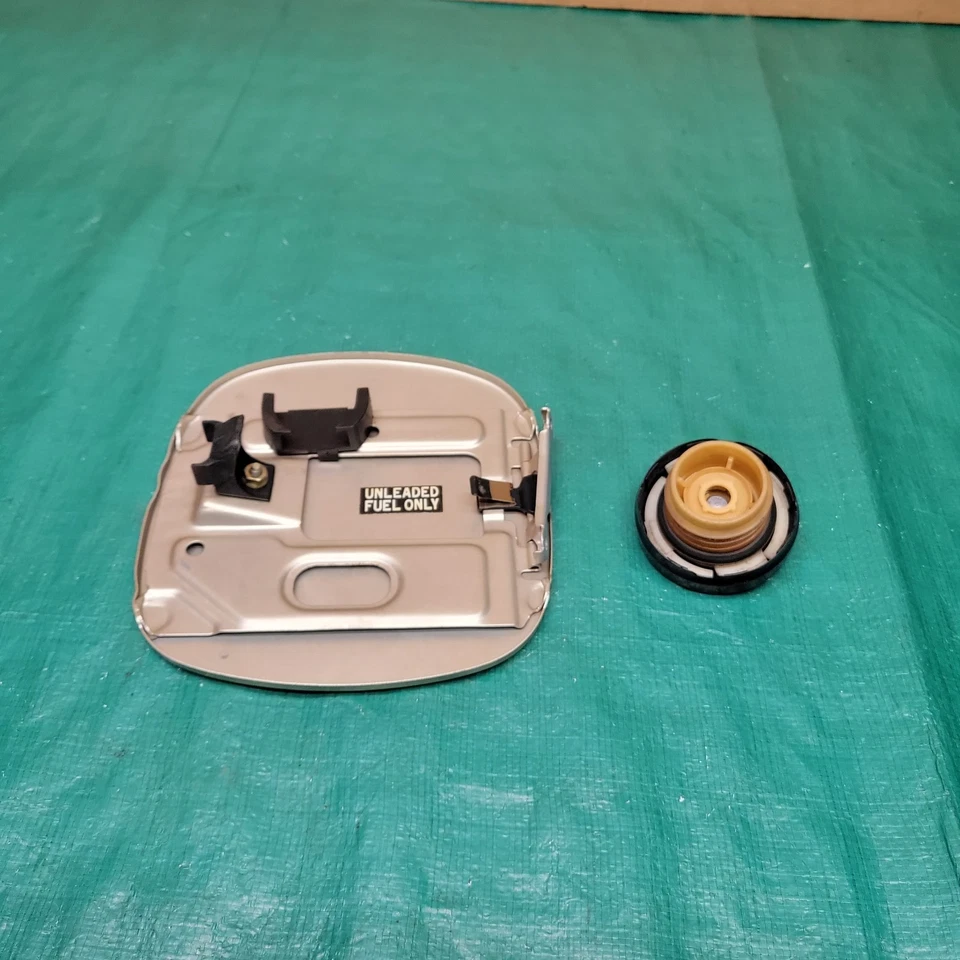 1991-1997 Toyota Previa Van Filler Fuel Door Lid W/ Gas Cap OEM 77305-95D00 - Image 3 of 4