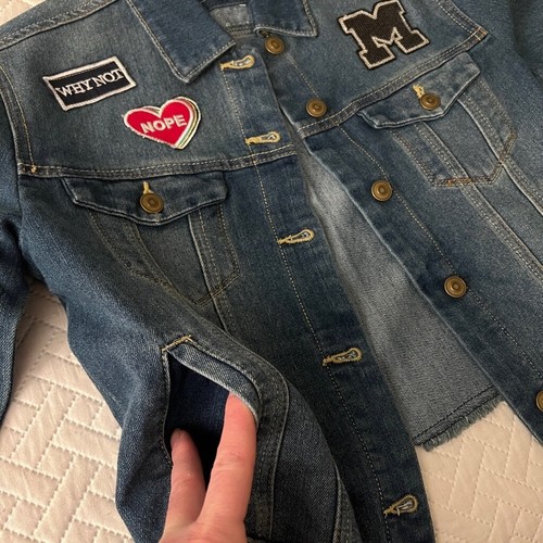 Rue21 NEU Cropped Jeansjacke Small Raw Hem Stretchy Denim Punk Patches Taschen - Bild 6 von 10