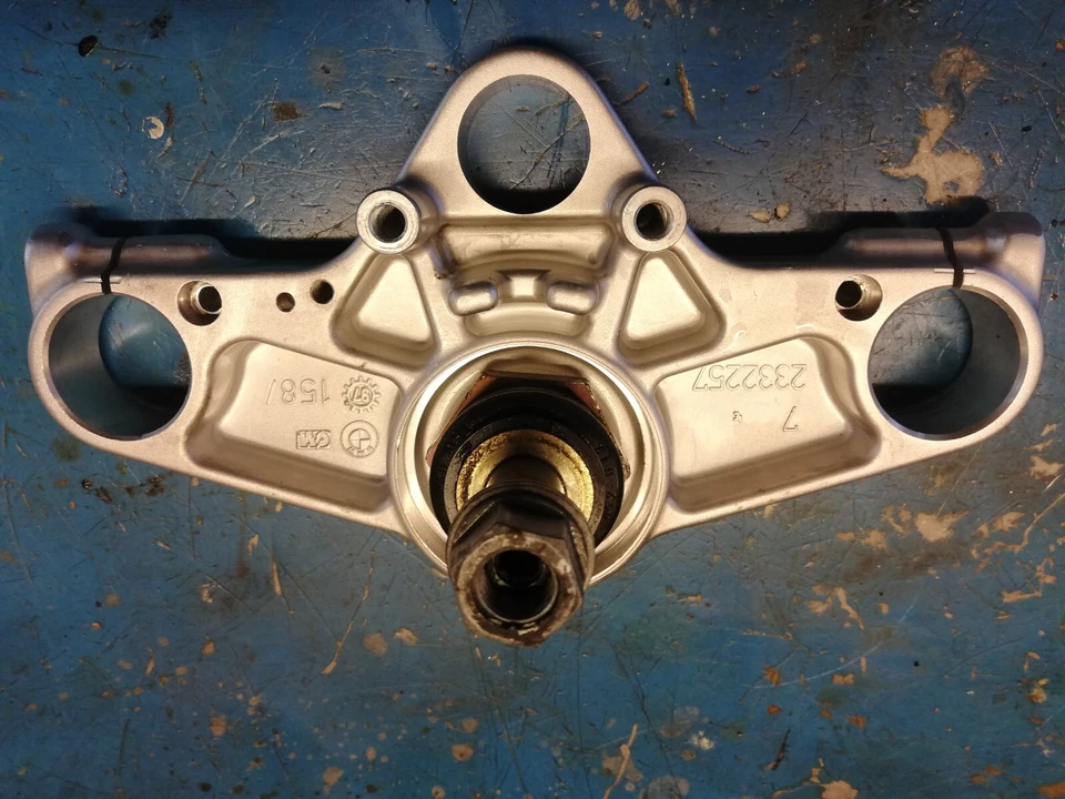 BMW K 1200 RS 31422333384 PIASTRA SUPERIORE FORCELLA K41 00 - 05 UPPER FORK PLAT - Immagine 3 di 3