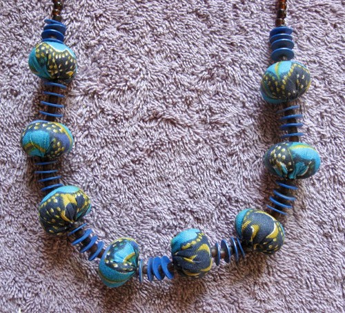 Collana di perle avvolte in tessuto; dischi; piccole perle rotonde; blu; goccia 8" - Foto 4 di 11