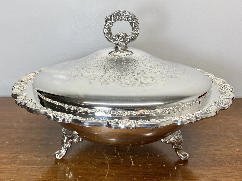 Oneida Royal Provincial Silver 1.5q Footed Covered Casserole & Pyrex Glass Liner - Image 2 of 4