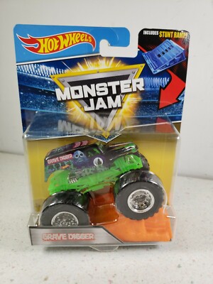 NEW-ISSUE 2017 HOT WHEELS MONSTER JAM CLASSIC GRAVE DIGGER WITH STUNT RAMP 