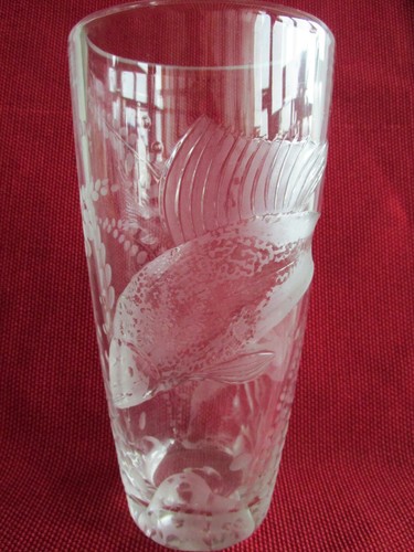 JARRÓN DE CRISTAL de colección bohemio de mediados de siglo moderno grabado corte pez mar diseño - Imagen 2 de 12