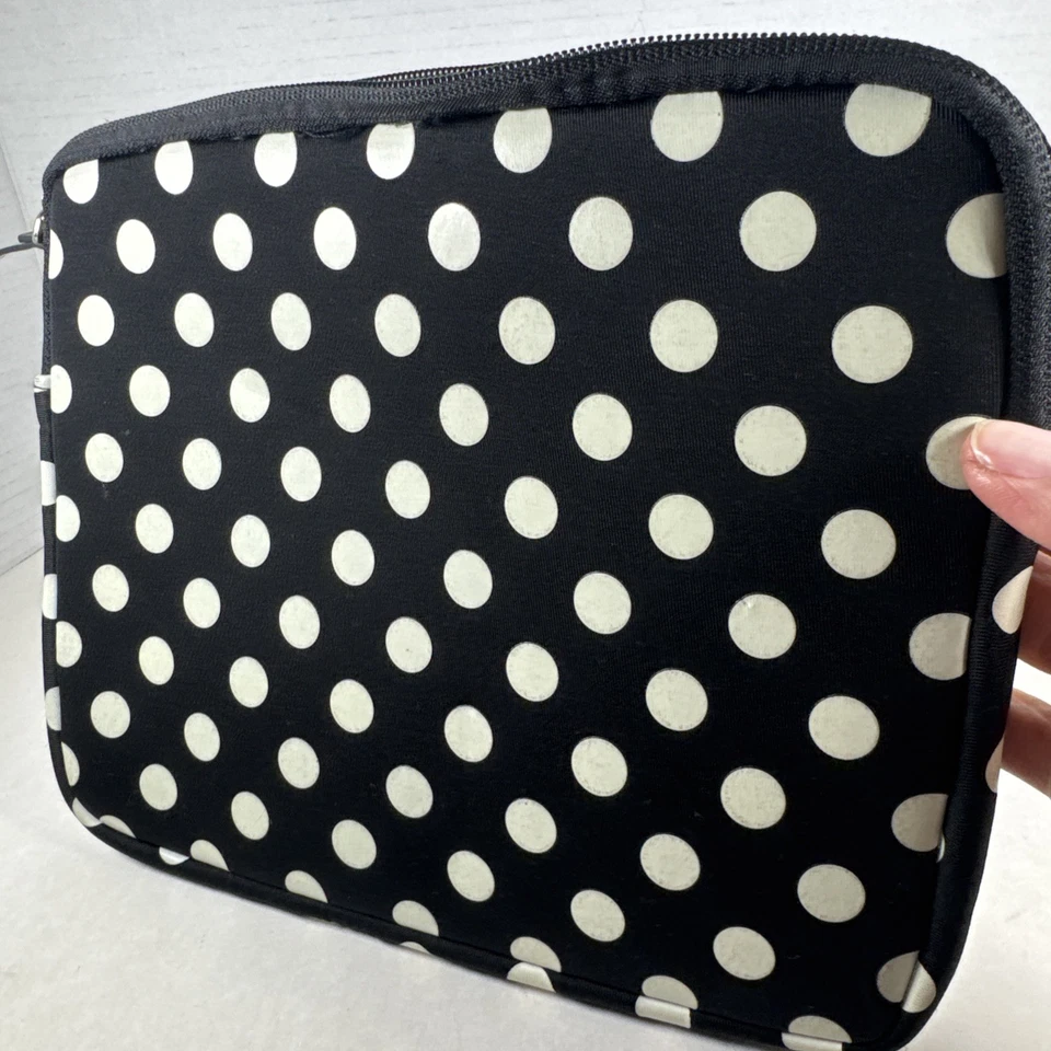 "Funda para tableta Kate Spade New York a lunares 10"" blanco y negro" Foto 3 de 4
