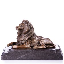 Sculpture de Lion en bronze sur un socle en marbre noir D'après Barye
