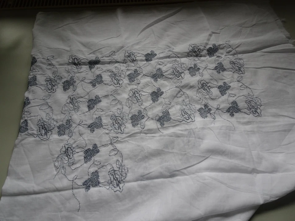 Stoff weiß mit blau bestickt, 145x85 cm, davon bestickt ca. 103x42 cm - Bild 2 von 4
