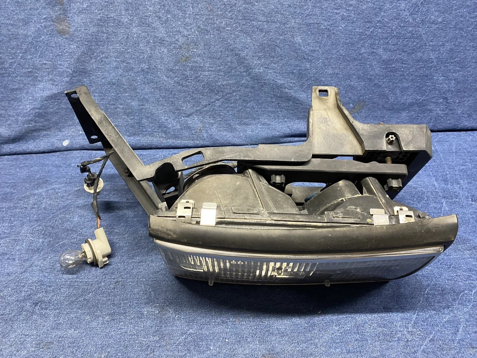 1994 1996 年凯迪拉克 FWD 德维尔右侧车头灯带安装面板 — 第 4/4 张图片