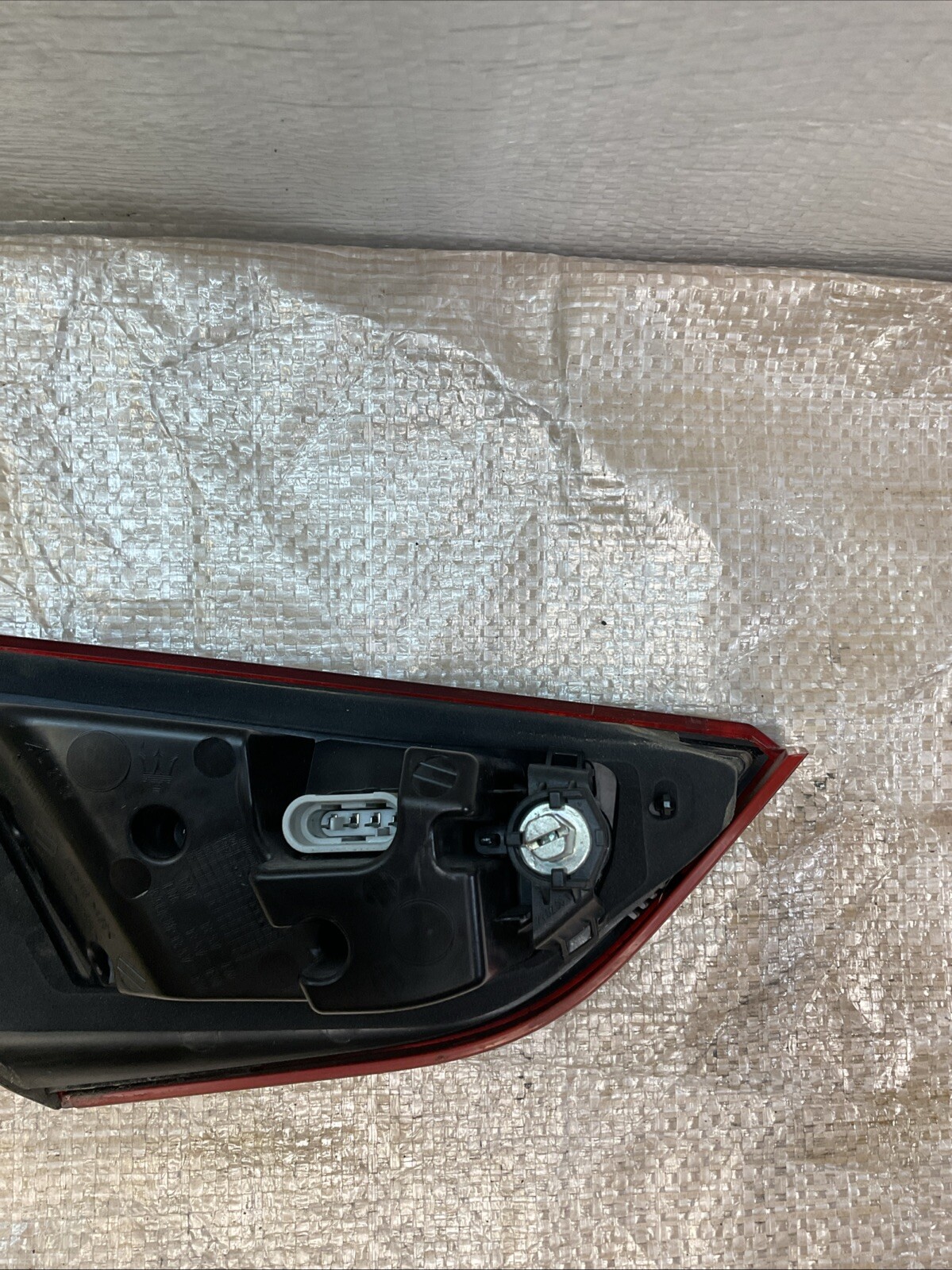 2013 - 2016 MASERATI QUATTROPORTE REAR RIGHT INNER TAILLIGHT OEM 670009228