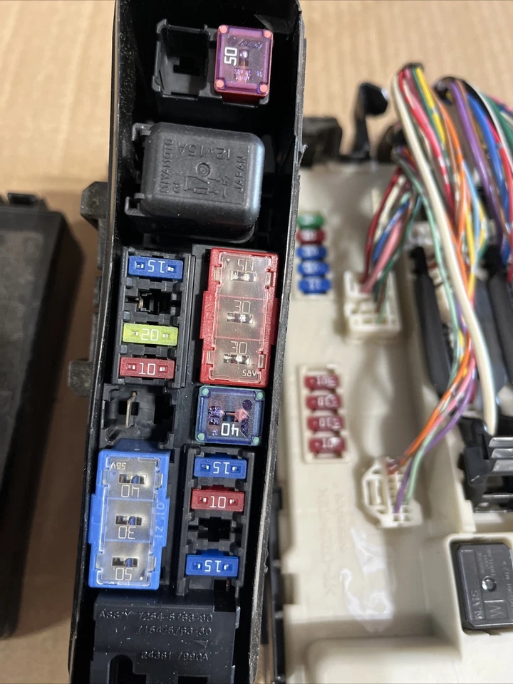 OEM INFINITI G37 2008 6 velocidades cupé 2x2 motor IPDM caja de conexiones de fusibles Foto 4 de 4