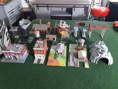 13 HO SCALE BUILDINGS, ETC