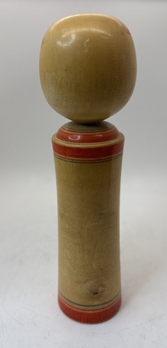 Japanese Kokeshi Doll 8.5” Tall Signed On Bottom Beautiful Red And Green Flower - Picture 4 of 5
