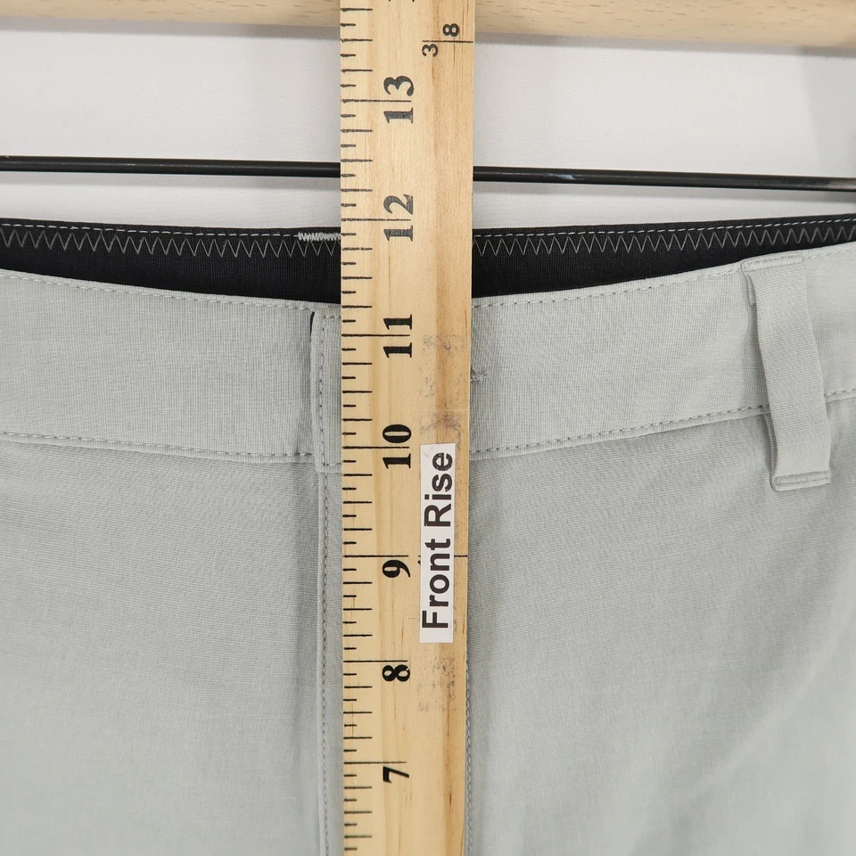 Vuori Aim Shorts Mens 34 Light Gray Athleisure Golf Stretch Casual Performance - Image 4 of 4