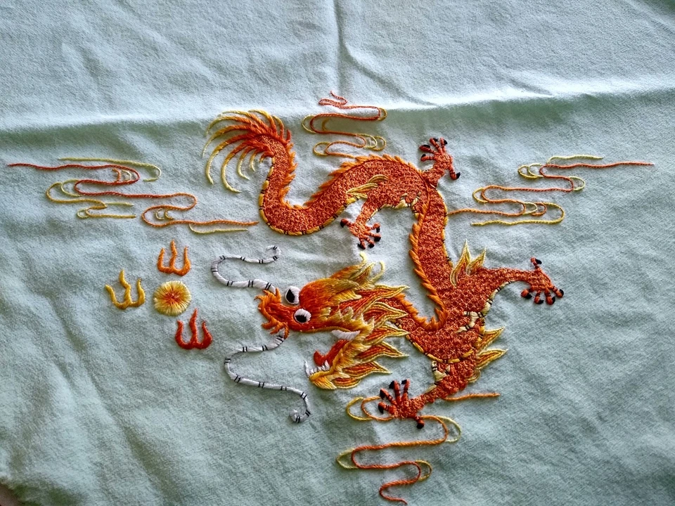 Bufanda de seda china bordada dragón naranja sobre verde pálido Foto 2 de 4