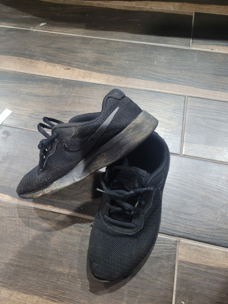 black nike trainers size 4