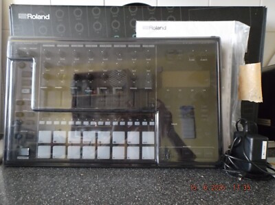 ROLAND MC-707 GROOVEBOX MIDI WORKSTATION SYNTHESIZER DRUM MACHINE SAMPLER SYNTH