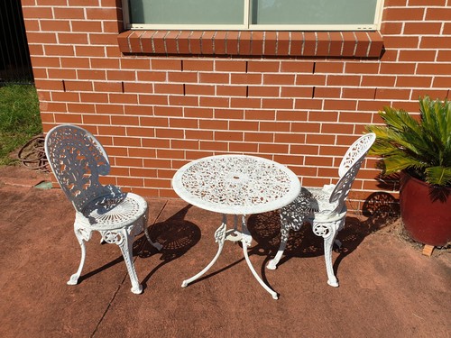 Vintage Cast Aluminium 3 Piece Outdoor Setting, in good condition - Picture 2 of 7
