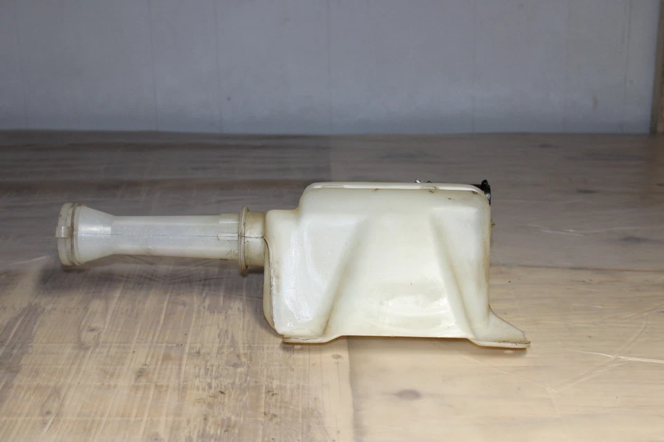 Mazda 626 1993-1997 depósito de líquido para lavadora de parabrisas con conjunto de bomba Foto 4 de 4