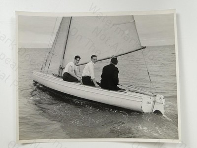 3 Männer segeln kleines Boot Schlauchboot Kalle Charles E. Brown um 1950 Vintage Foto