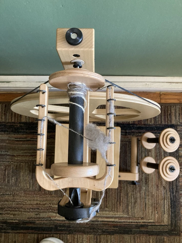 Louët S10C ~ Rueda giratoria de lana de oveja de doble pisada de 5 radios Foto 3 de 4