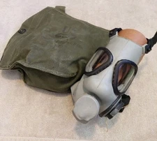 *Vintage US military M9 gas mask with field protective mask bag M9A1