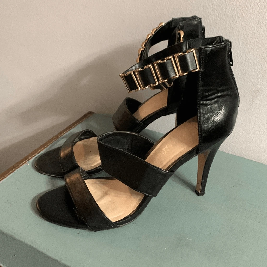 Black kitten heel pump | Kitten heel pumps, Black kitten heels, Gold kitten  heels