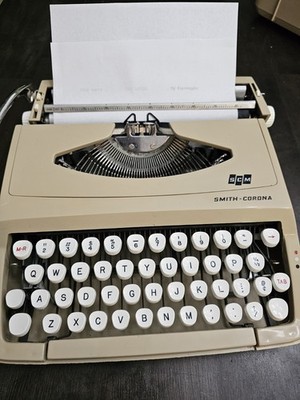 Vintage SCM Smith Corona Corsair Typewriter Cream Sand Beige WORKS In Case