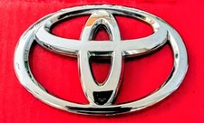 2001-04 Toyota Sequoia 2000-02 Tundra Front Grille Emblem Badge 75311-0c010