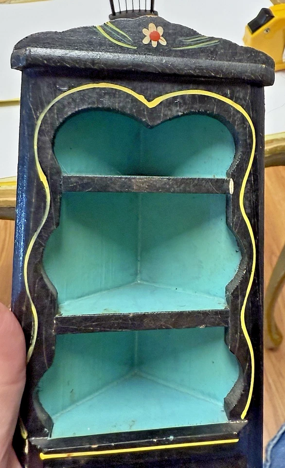 OLD VINTAGE ANTIQUE DOLL HOUSE PA DUTCH BLACK PANTED CORNER CUPBOARD & CHAIR LOT - Image 3 of 4