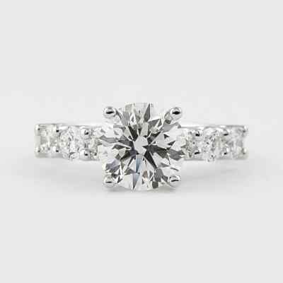 Lab Grown 1,71 TCW runder IGI-zertifizierter Diamant-Solitär mit Akzent Ehering