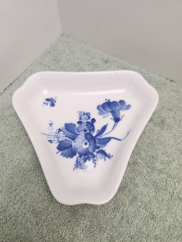 Plato triangular trenzado flor azul Royal Copenhagen Dinamarca número 10/1881. - Imagen 2 de 8