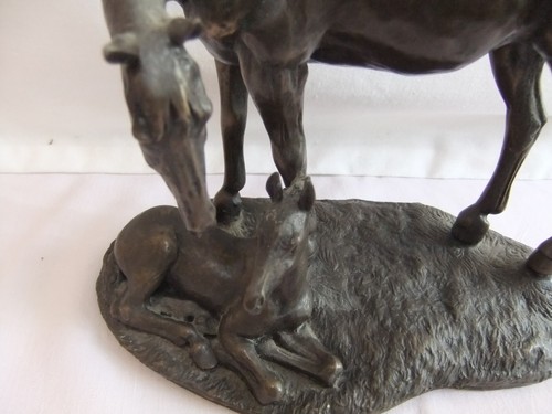 Vintage Cold Cast Bronze Mare & Foal Signed Front Base 17x19x10cm 1088 grams - Picture 2 of 6