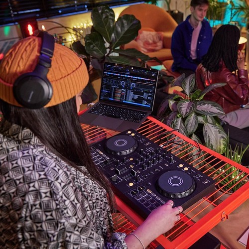 Graphite 2-Channel DJ Controller for Rekordbox and Serato - Smart Mixing - Picture 11 of 18