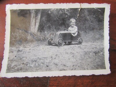 OLD PHOTO LITTLE BOY IN PEDAL CAR