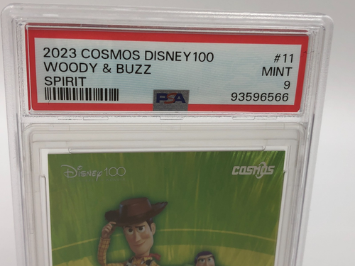 2023 Cosmos DISNEY 100 carte WOODY & BUZZ #11 Spirit Green TOY STORY PSA MINT 9 - Foto 3 di 10