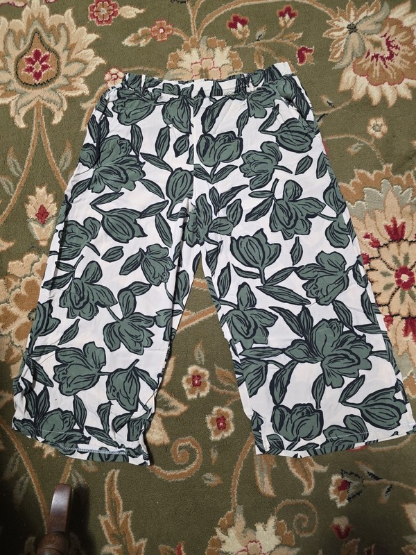 Ladies Sz 28x19 Thin Loose Fit Floral Capris With Pockets