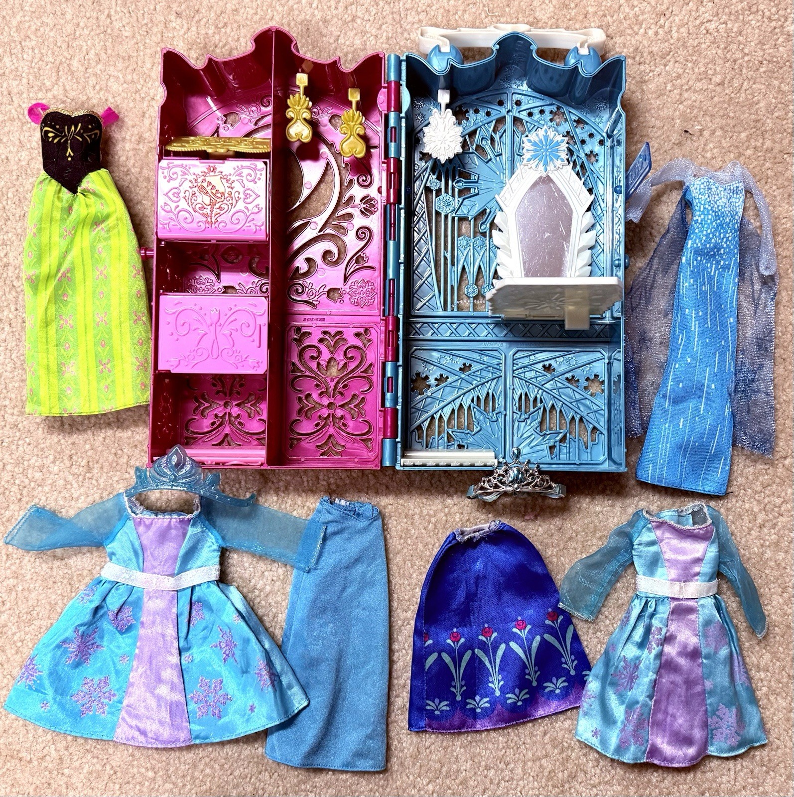 Disney Frozen Anna & Elsa&rsquo;s Royal Closet Carry Case + Todd