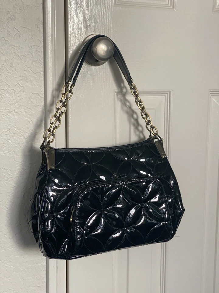 Bolso de hombro Eric Javits acolchado con diamantes charol negro. Foto 3 de 4